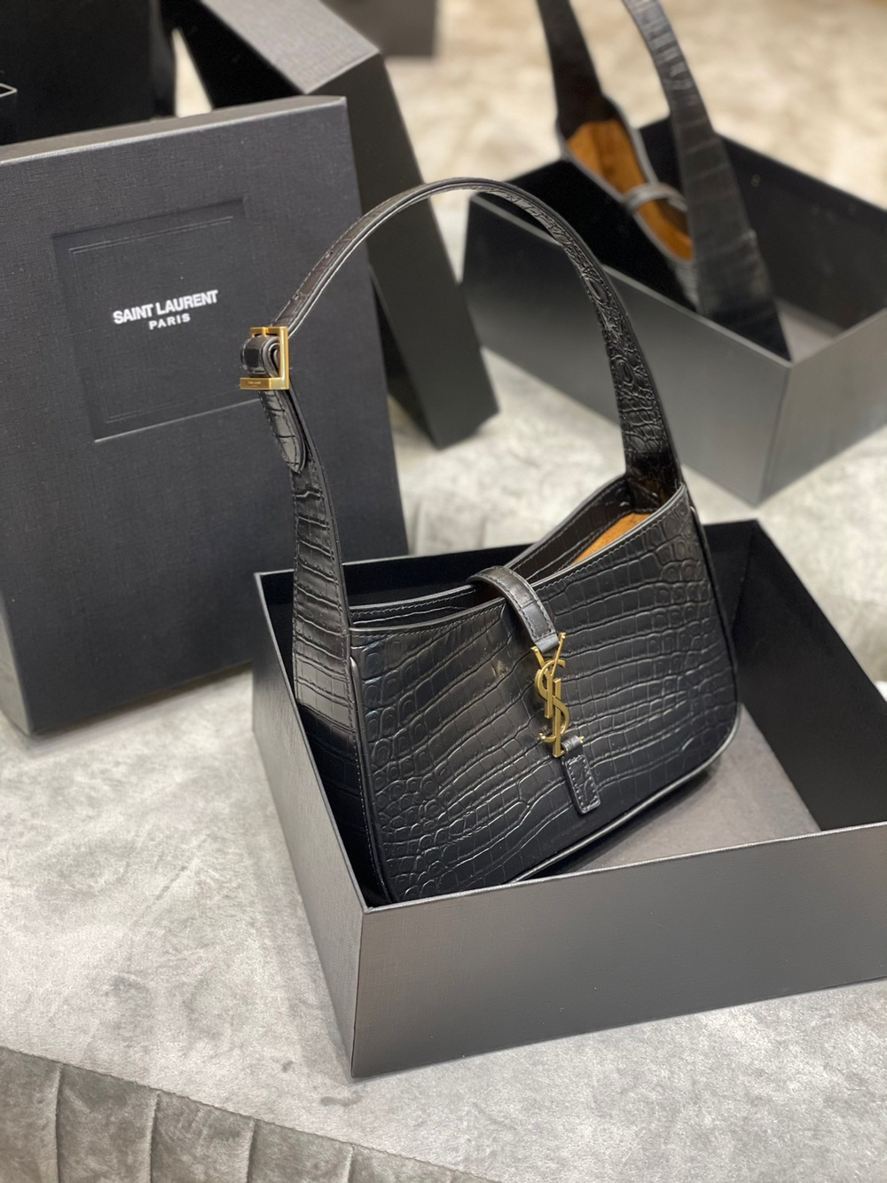 Saint Laurent Le 5 à 7 Hobo Bag