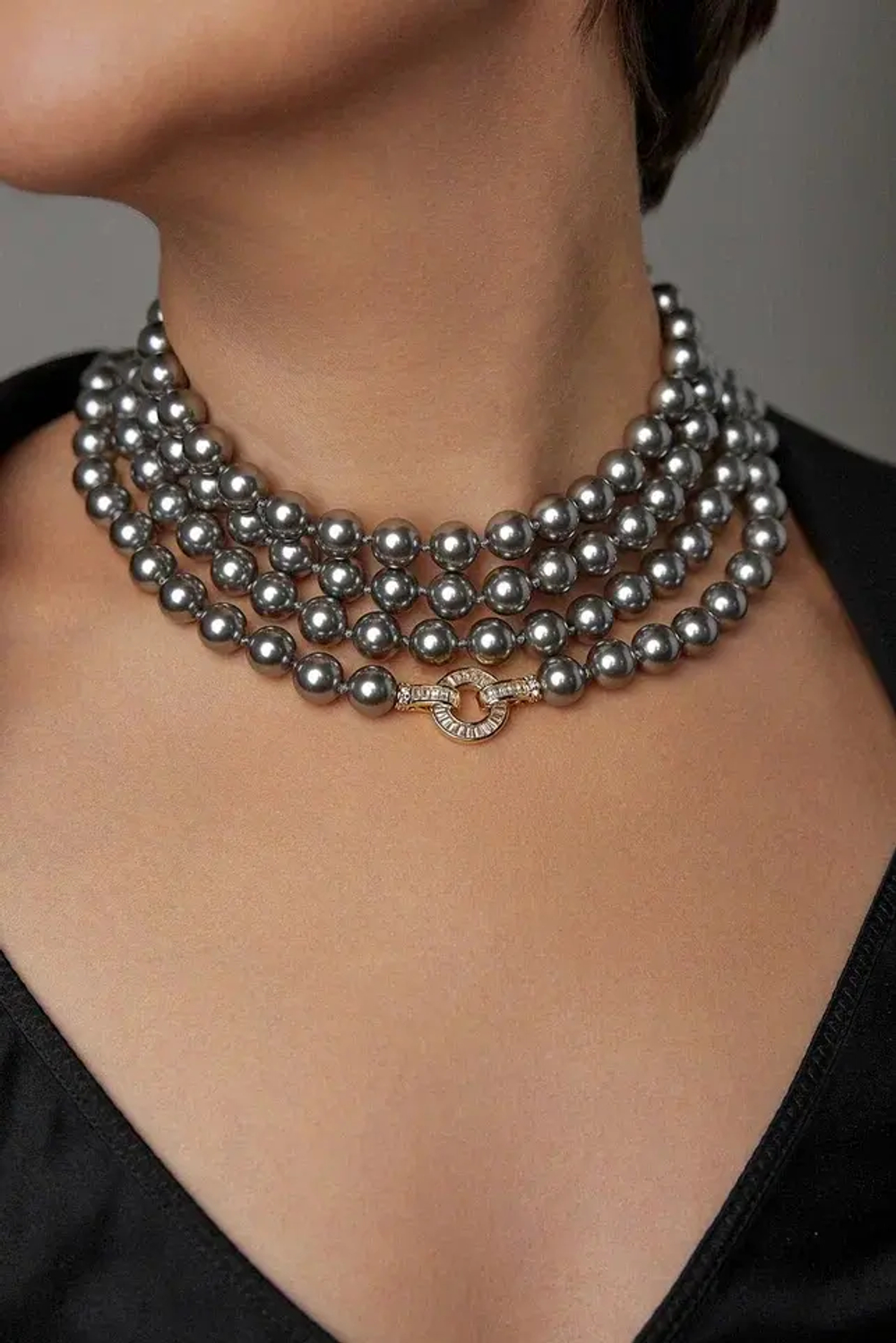 Нить 160 см серого жемчуга Swarovski диаметром 1 см с золотой застежкой из цирконов