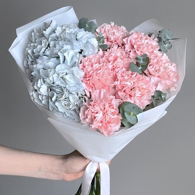 Нежный букет гортензия, диантус и эвкалипт