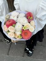 Сборный букет из георгин, хризантемы и кустовых пионовидных роз