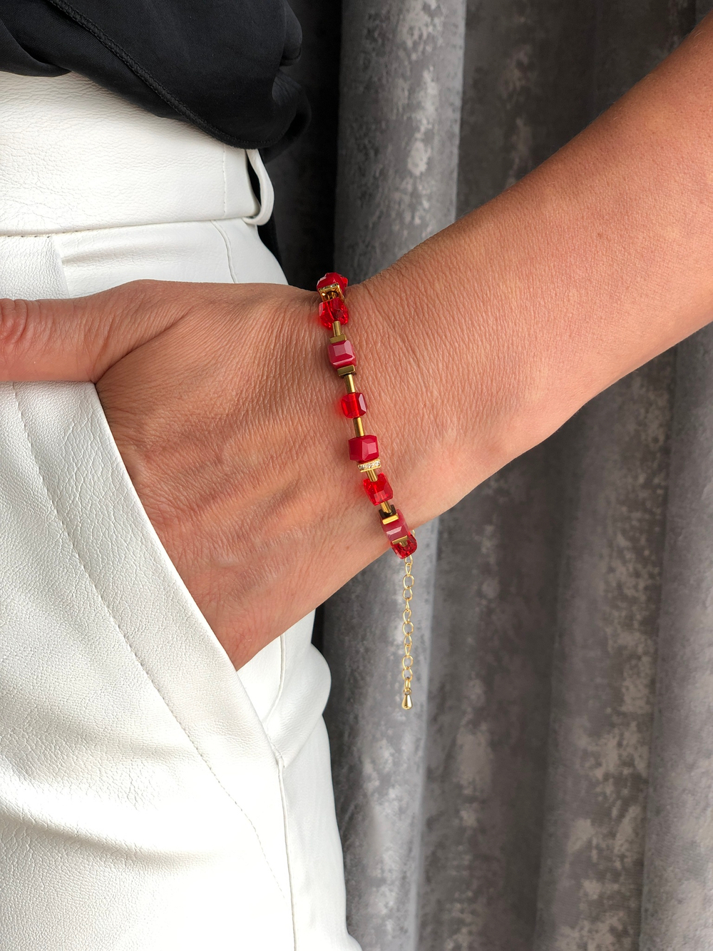 Браслет красные кубики, вставки и фурнитура золото