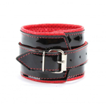 Чёрно-красные лаковые перфорированные наручники