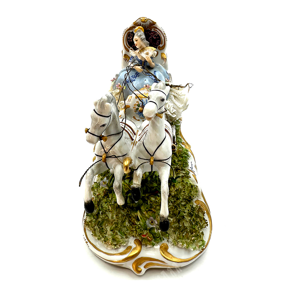 Маленькая повозка, запряжённая лошадьми. Фарфор, круж. фарфор, руч.роспись. Capodimonte. н. ХХ в.