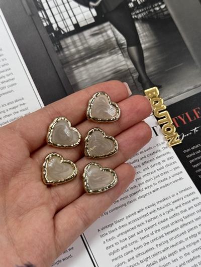 Пуговицы сердце с розово-бежевой эмалью золото