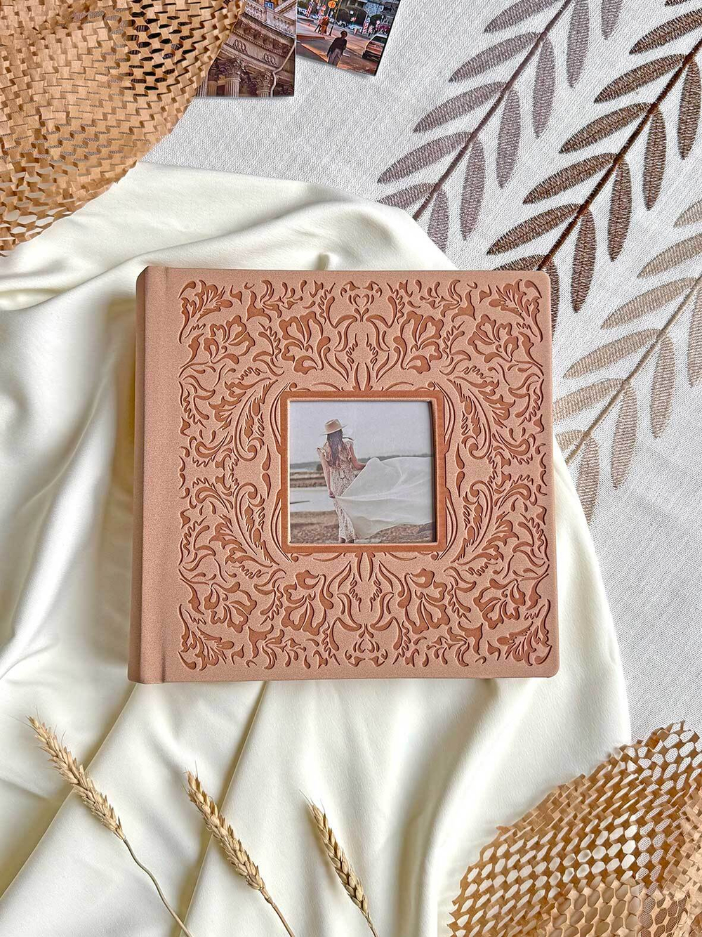 Фотоальбом Делюкс на 200 фото 10х15 см, бум. листы, книж. переплет, с окном suede beige "бежевый под замшу"