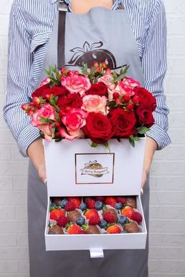 Шкатулка с цветами и клубникой в шоколаде "Вкусный сюрприз"