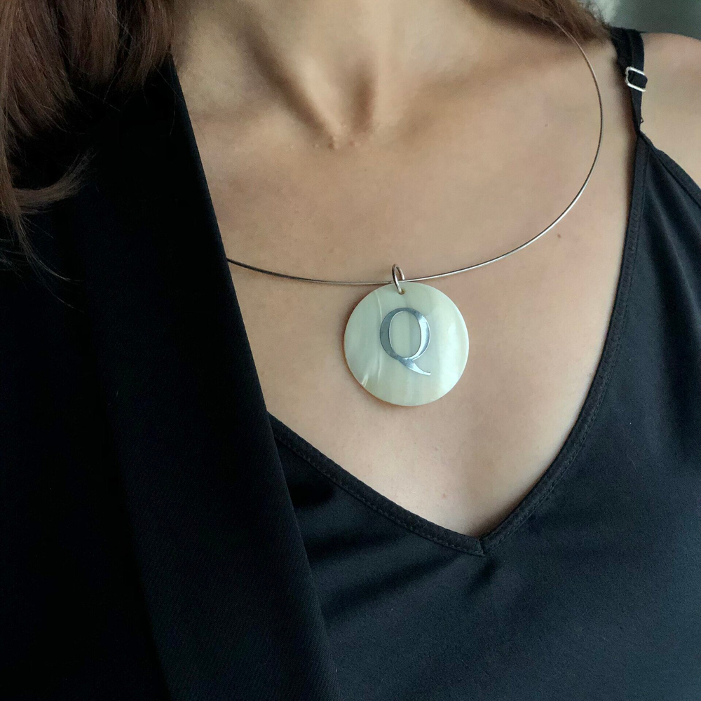 Кулон буква Q на круглой пластине из перламутра на цепочке с жемчугом, цвет серебро, Италия