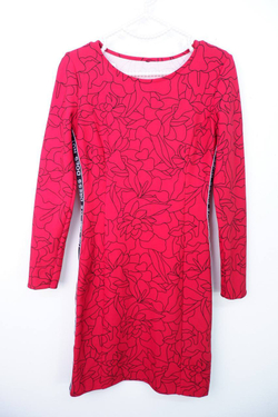 Платье яркого цвета, визуально на 42 размер