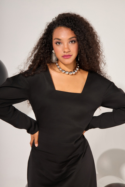 Черное платье с объемными рукавами