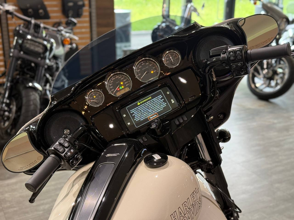 Harley-Davidson Street Glide ST White Sand Pearl / Черный (с НДС)