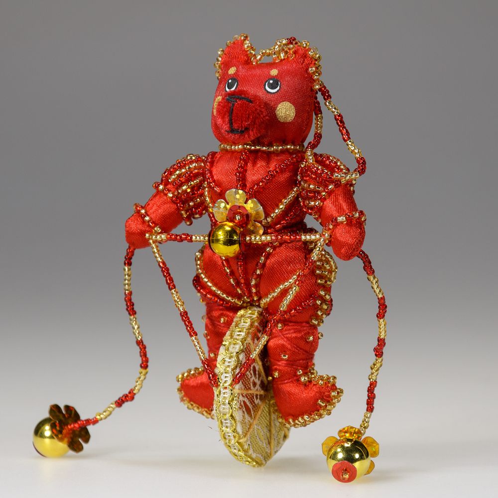 Бисерная ёлочная игрушка Медведь на колесе