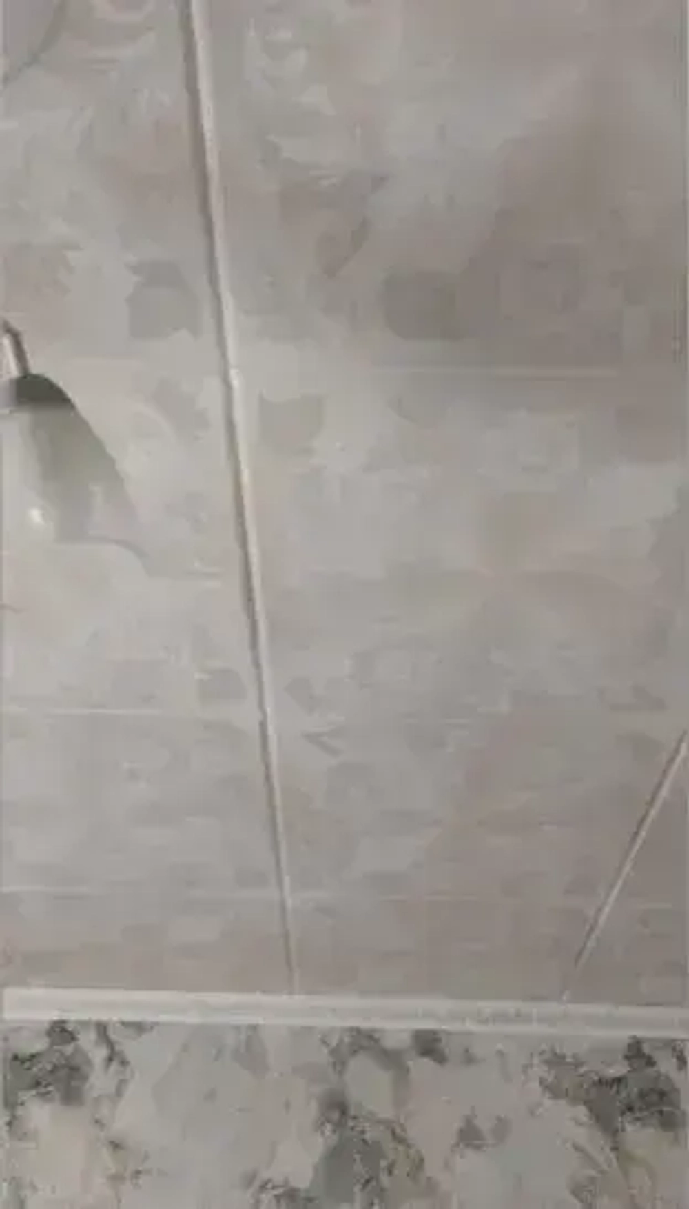 Плитка потолочная из пенополистирола экструдированная с рисунком бело серая