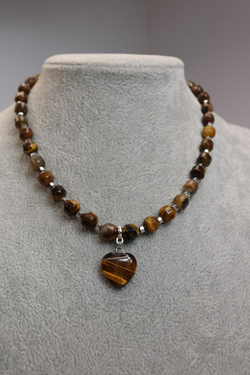 Колье с натуральным камнем тигровый глаз - «Тигровое сердце»