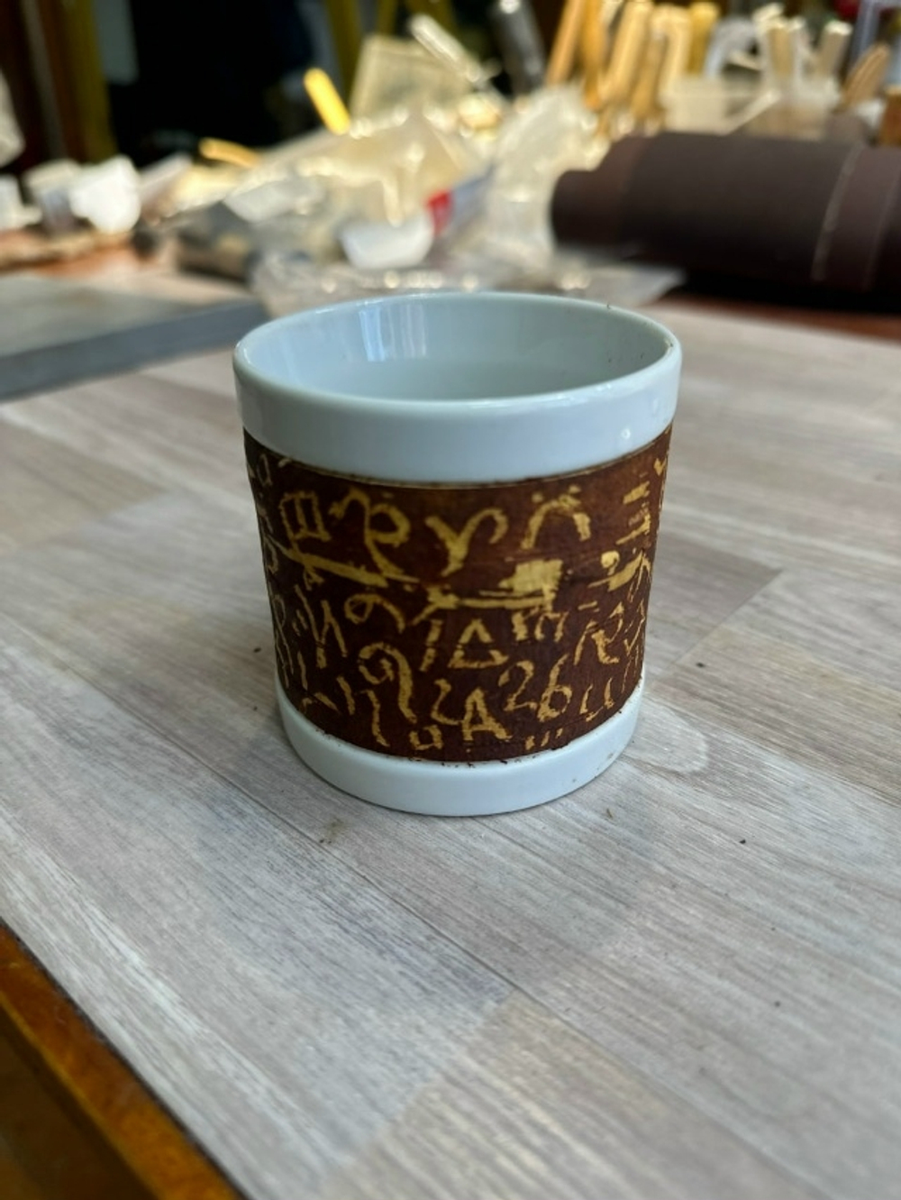 Кружка малая фарфоровая без ручки с берестой. Коллекция Азбука Стефана Пермского (исп. мастера А.Л. Чичкарёва)