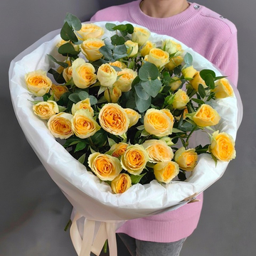 Букет из кустовых роз сорта "Bandolero" с эвкалиптом