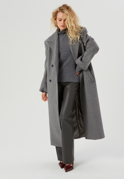 Пальто удлиненное с широкой линией плеча серое
