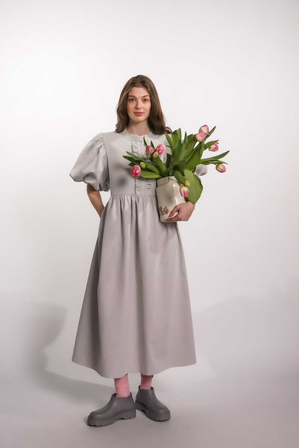 Платье с жабо и рукавами фонариками из плотного хлопка, в светло-сером цвете