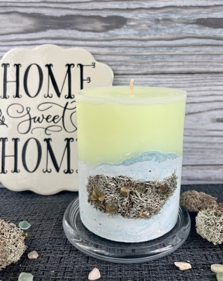 Интерьерная свеча на бетоне с инкрустацией мха и камня Флюорит