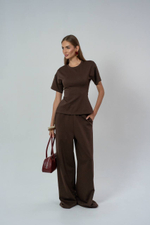 Костюм из прямых брюк на резинке и футболки X-силуэта