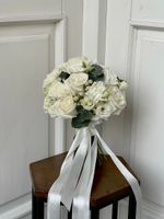 Свадебный букет из одноголовых роз, диантусов, лизиантуса и эвкалипта