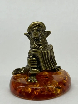 Бронзовая статуэтка на янтаре