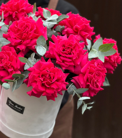 Бархатная шляпная коробка из французских розам оттенка фуксии и эвкалипта