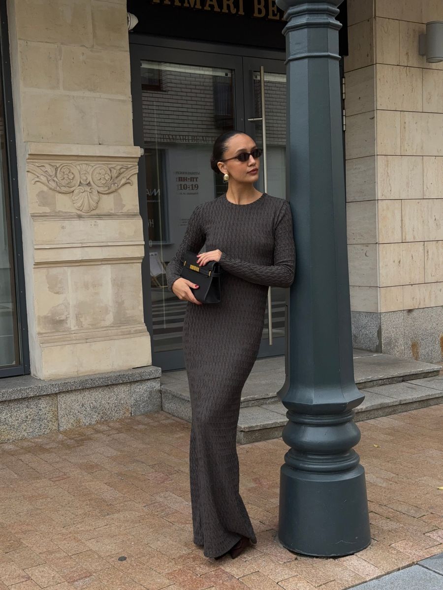 Платье из трикотажа жатка с разрезом макси графит