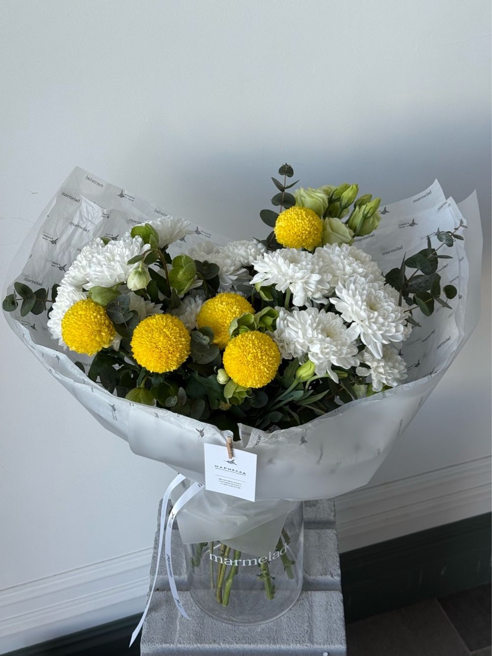 Букет из хризантемы, лизиантуса, хелеборуса и эвкалипта