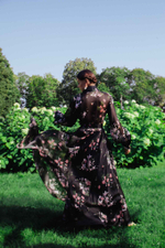 Платье-халат из черной шелковой органзы с авторским принтом