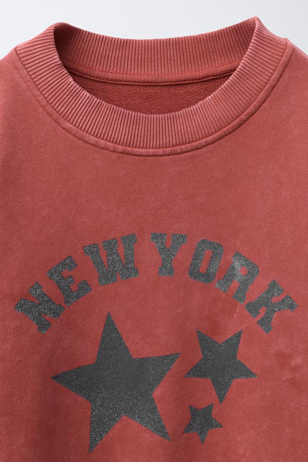 ZARA ТОЛСТОВКА С ПРИНТОМ, КРАСНО-КОРИЧНЕВЫЙ