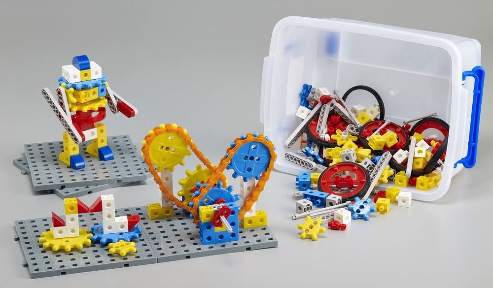 Занимательные шестеренки и соединяющиеся кубики 2-х см. (326 дет.). Набор конструкторский.