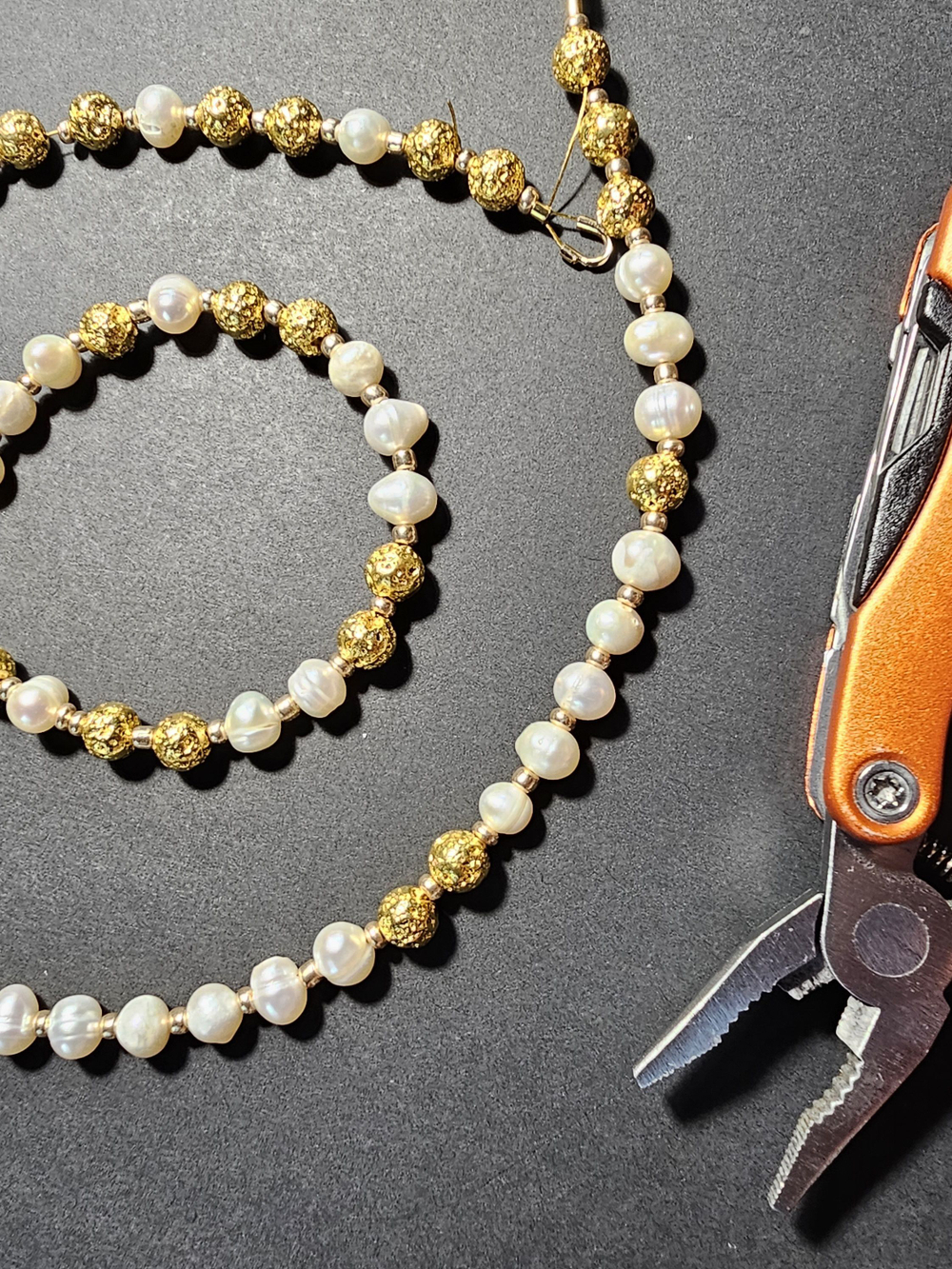 Комплект украшений авторский из натуральных камней. Колье и браслет "Золотая лава". Бижутерия на шею, на руку для женщин, девушек. Летнее женское украшение