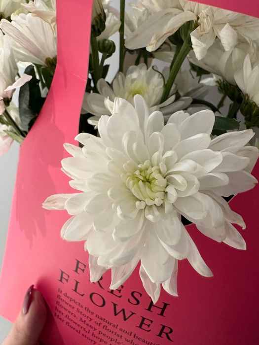 Композиция из белой кустовой хризантемы