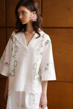 Рубашка с цветной вышивкой
