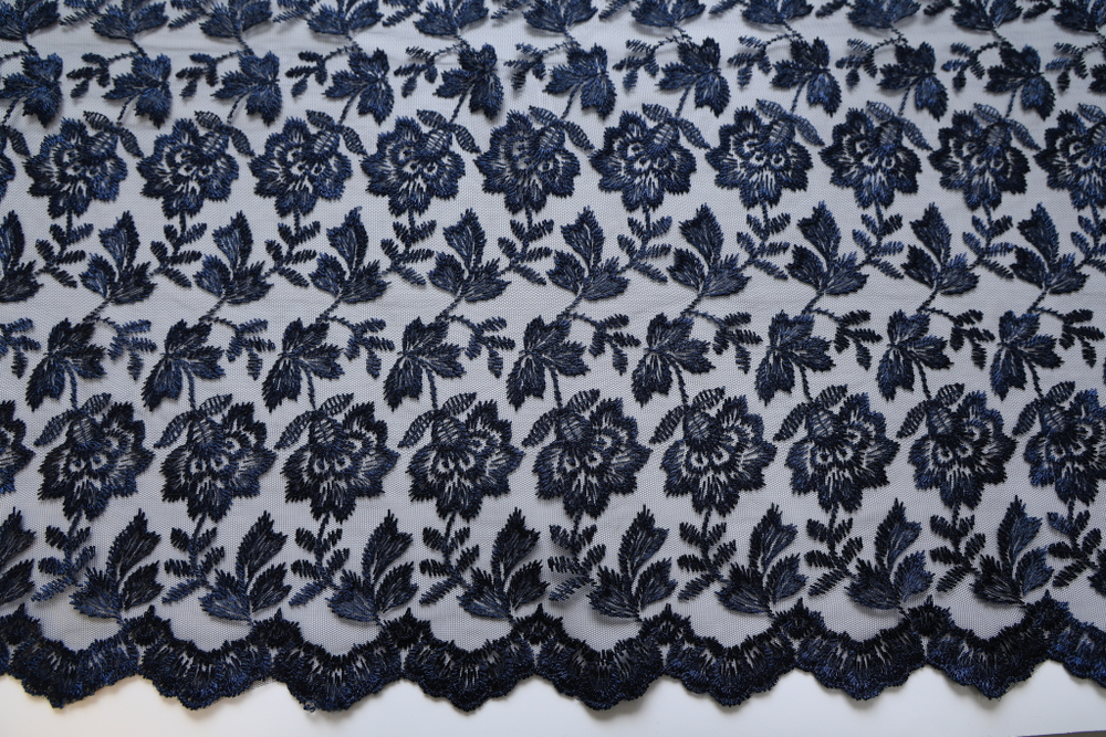 Вышивка на сетке темно-синяя