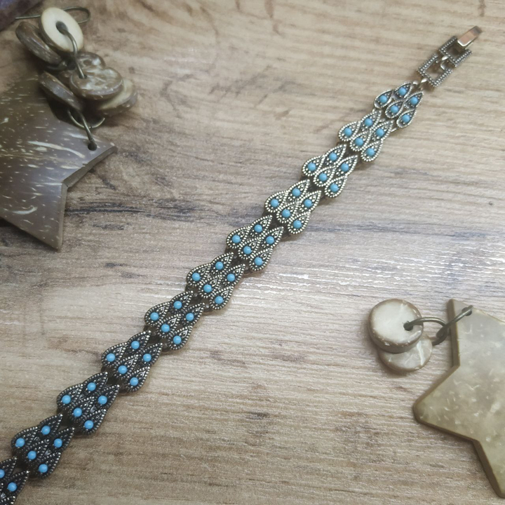 Браслет Vogue Капельки в 3 ряда 11 мм бусинки голубые металл золотистый на красном бархате