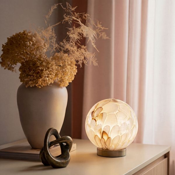 Настольная лампа со стеклянным плафоном ручной работы