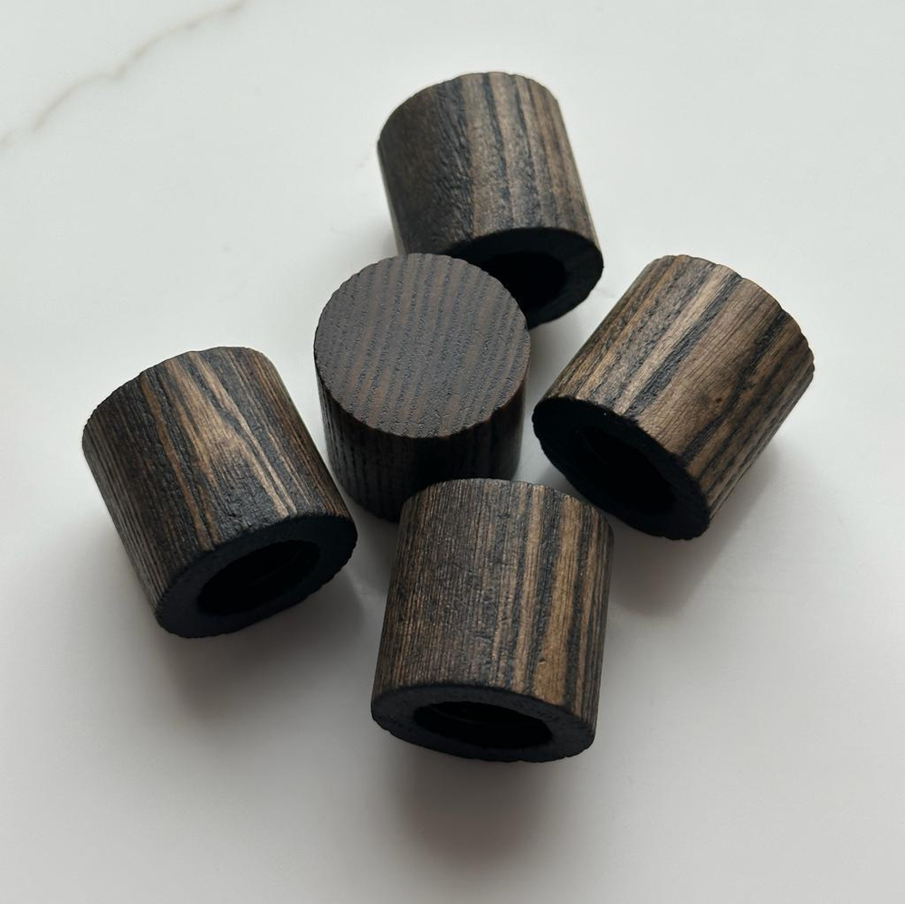 Колпачок CYLINDER 32, дерево, ЯСЕНЬ, внутренняя вставка черного цвета, цвет колпачка ЧЕРНЫЙ УГОЛЬ - 1 ШТУКА