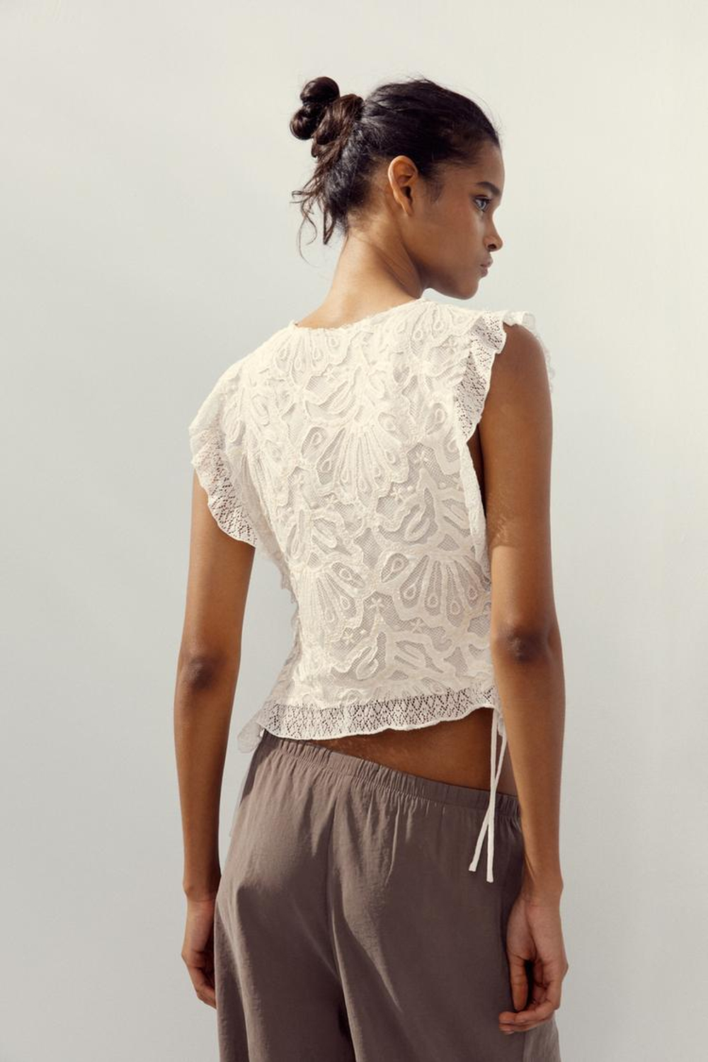 ZARA ТРИКОТАЖНЫЙ ТОП С ЗАВЯЗКАМИ СБОКУ, БЕЛЫЙ