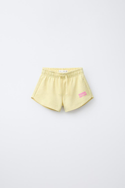 ZARA КОМПЛЕКТ ИЗ ТОЛСТОВКИ И ШОРТОВ С НАДПИСЬЮ, ЖЕЛТЫЙ