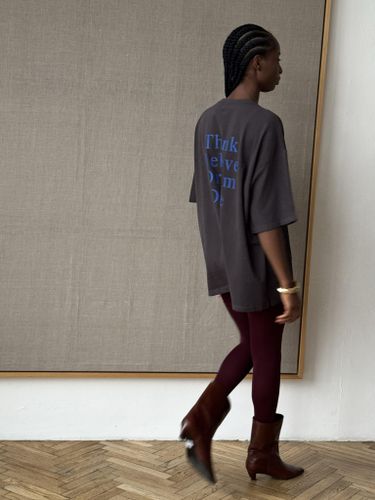 Коричневая оверсайз футболка с принтом