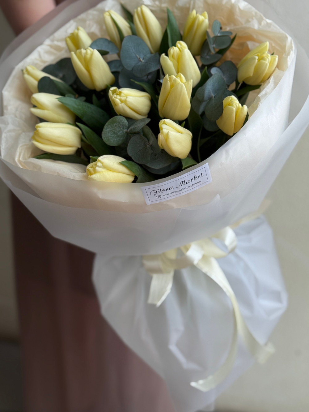 Кремовые тюльпаны и зелень эвкалипта в воздушном оформлении от Флора Маркет
