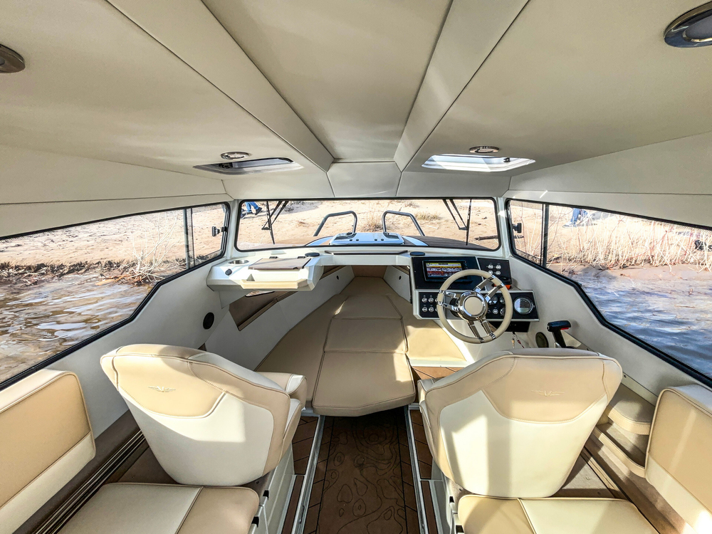 Катер Volzhanka VOYAGER 600 Cabin