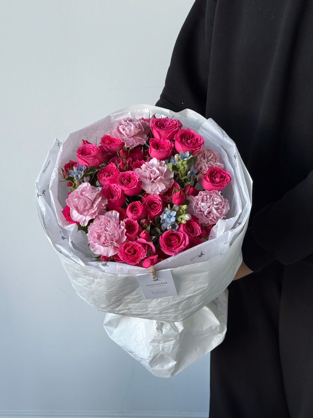 Букет из кустовых роз в ярком оттенке, диантусов и оксипеталума