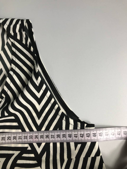 Платье Raimax с монохромными линиями,маркировка S, визуально на 44 размер, новое