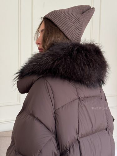 Короткий шоколадный пуховик с меховым воротником