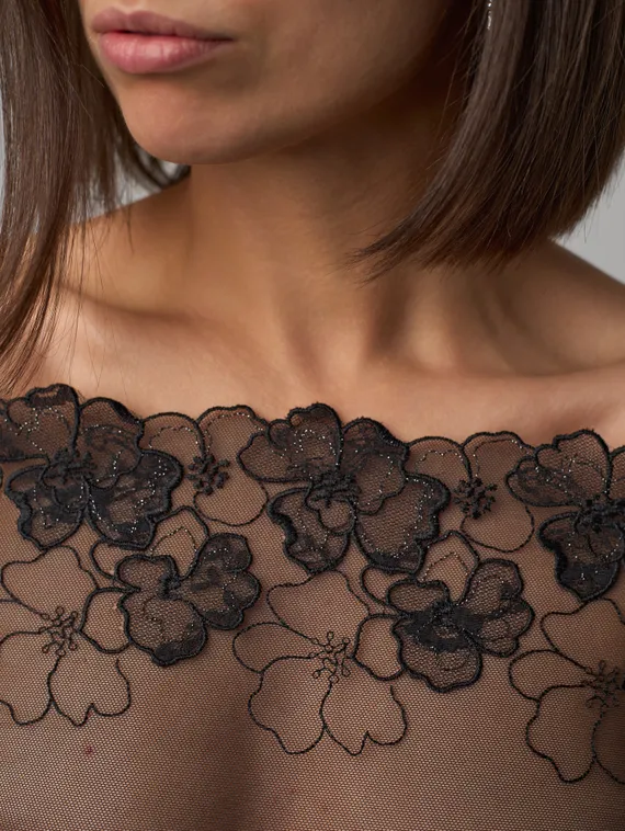 05-164 Вышивка на неэл. сетке 21 см, черный/серебро (левая)