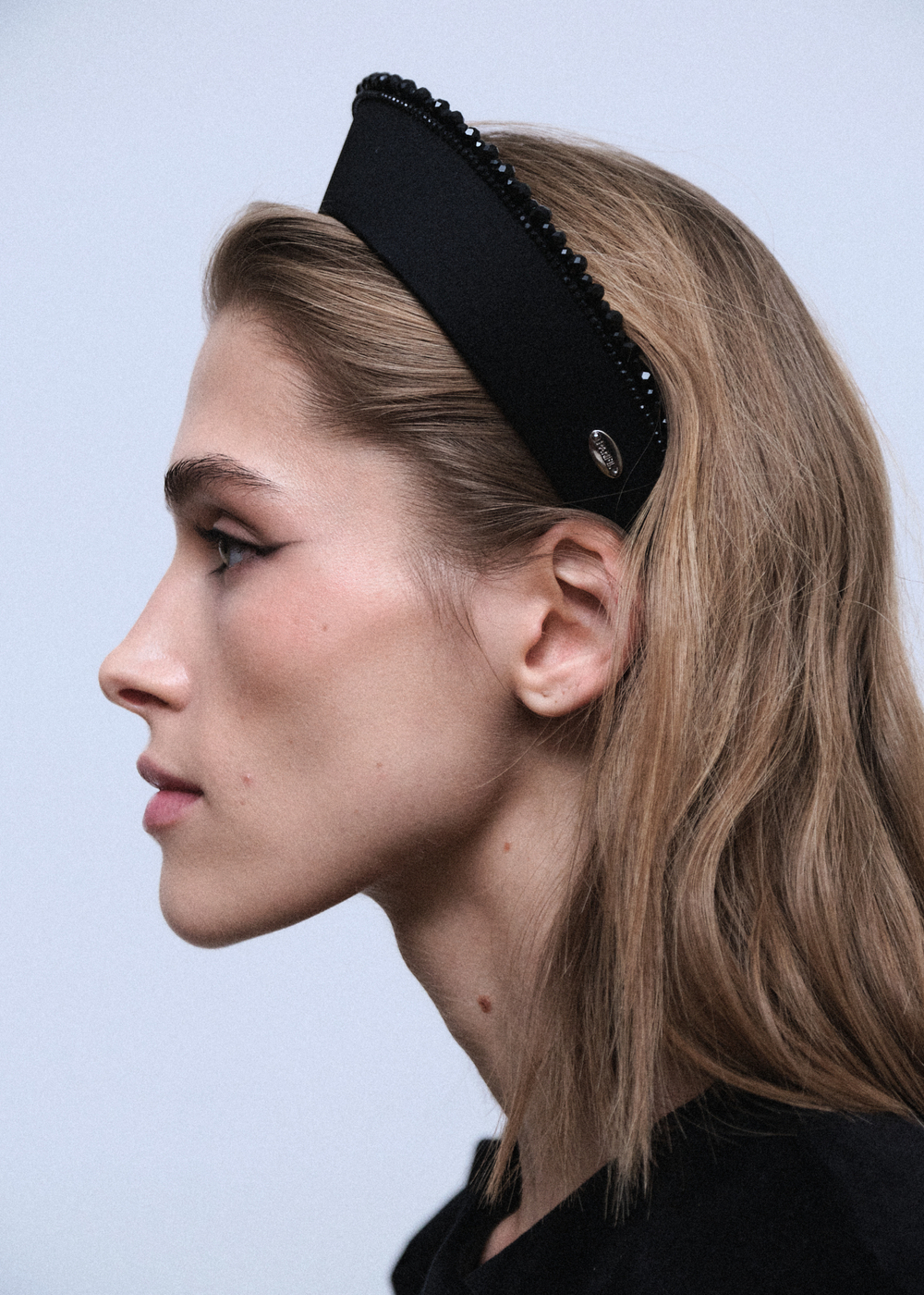 Черный кокошник с декором по верхнему краю