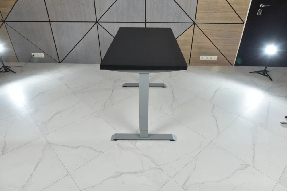 Регулируемый компьютерный стол Bazalt с регулировкой по высоте — столешница МДФ Черный