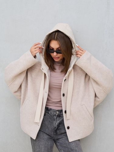 Бежевая шерстяная куртка с капюшоном